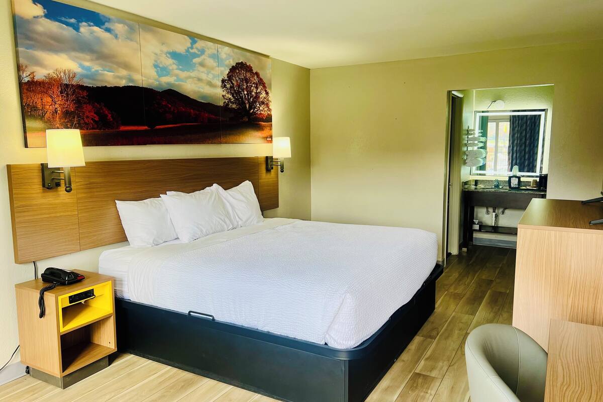 In-room safe, desk, iron/ironing board, free WiFi