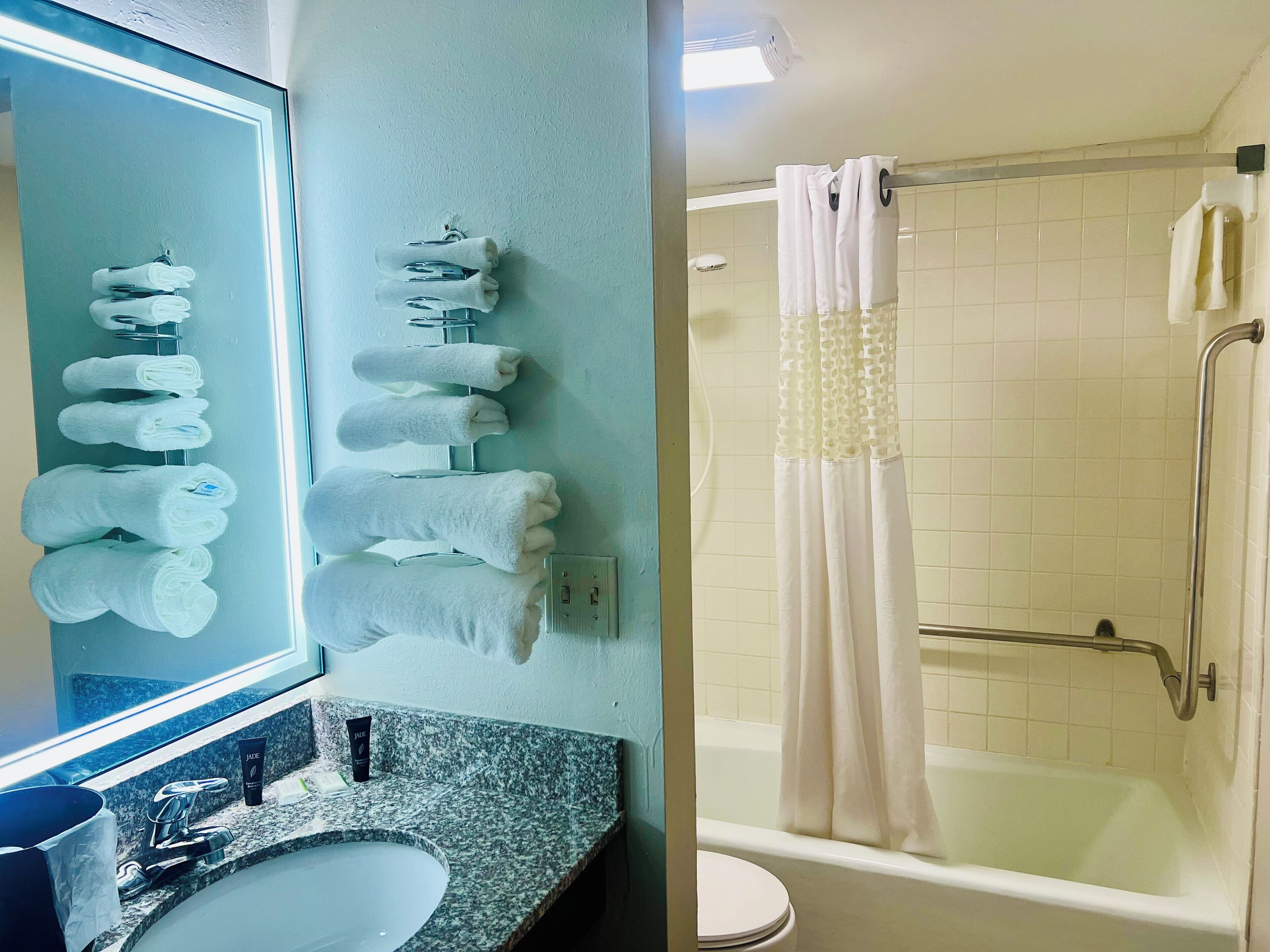 Camera, 1 letto king, non fumatori | Bagno | Combinazione doccia/vasca, vasca da bagno a immersione totale