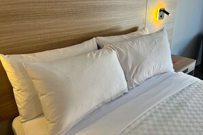 Standard Room, 1 Queen Bed with Sofabed, Second Floor | Desk, blackout curtains, soundproofing, iron/ironing board - Econo Lodge Airport (Québec City)