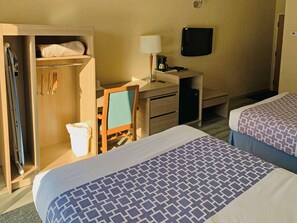 标准房, 2 张双人床 | 办公桌、遮光窗帘、隔音、熨斗/熨衣板