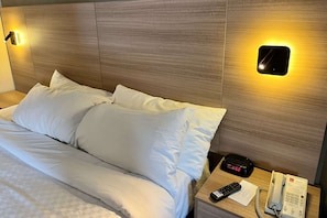 Bureau, rideaux occultants, chambres insonorisées