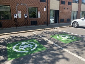 Electric vehicle charging station - Econo Lodge Airport (Québec City)