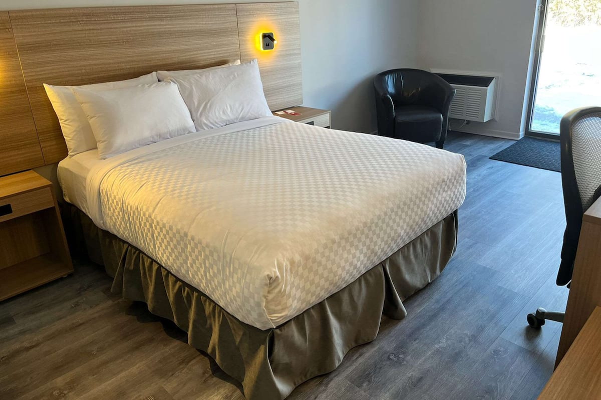 Standardrum - 1 queensize-säng med bäddsoffa | Skrivbord, mörkläggningsgardiner, ljudisolering och strykjärn/strykbräda