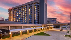 L’entrée d’un hôtel Marriott, avec un passage couvert et un espace de stationnement.