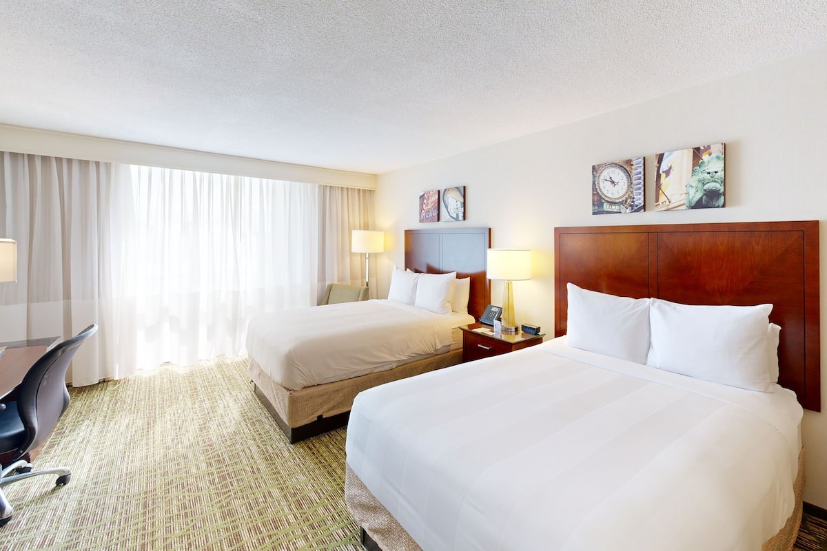 Pillowtop beds, in-room safe, desk, laptop workspace