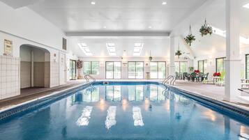 Inomhuspool och solstolar