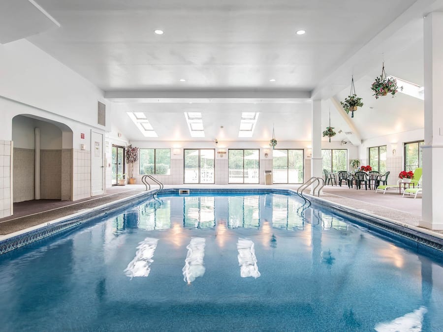 Innendørsbasseng og solsenger