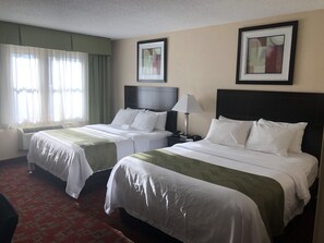 高級寢具、特厚豪華床墊、書桌、手提電腦工作空間