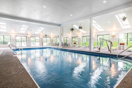 Indoor pool, sun loungers