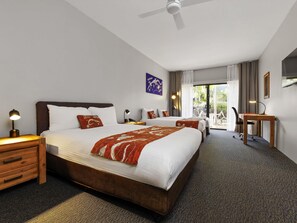 Quarto família | Cofres nos quartos, escrivaninha, quartos à prova de som