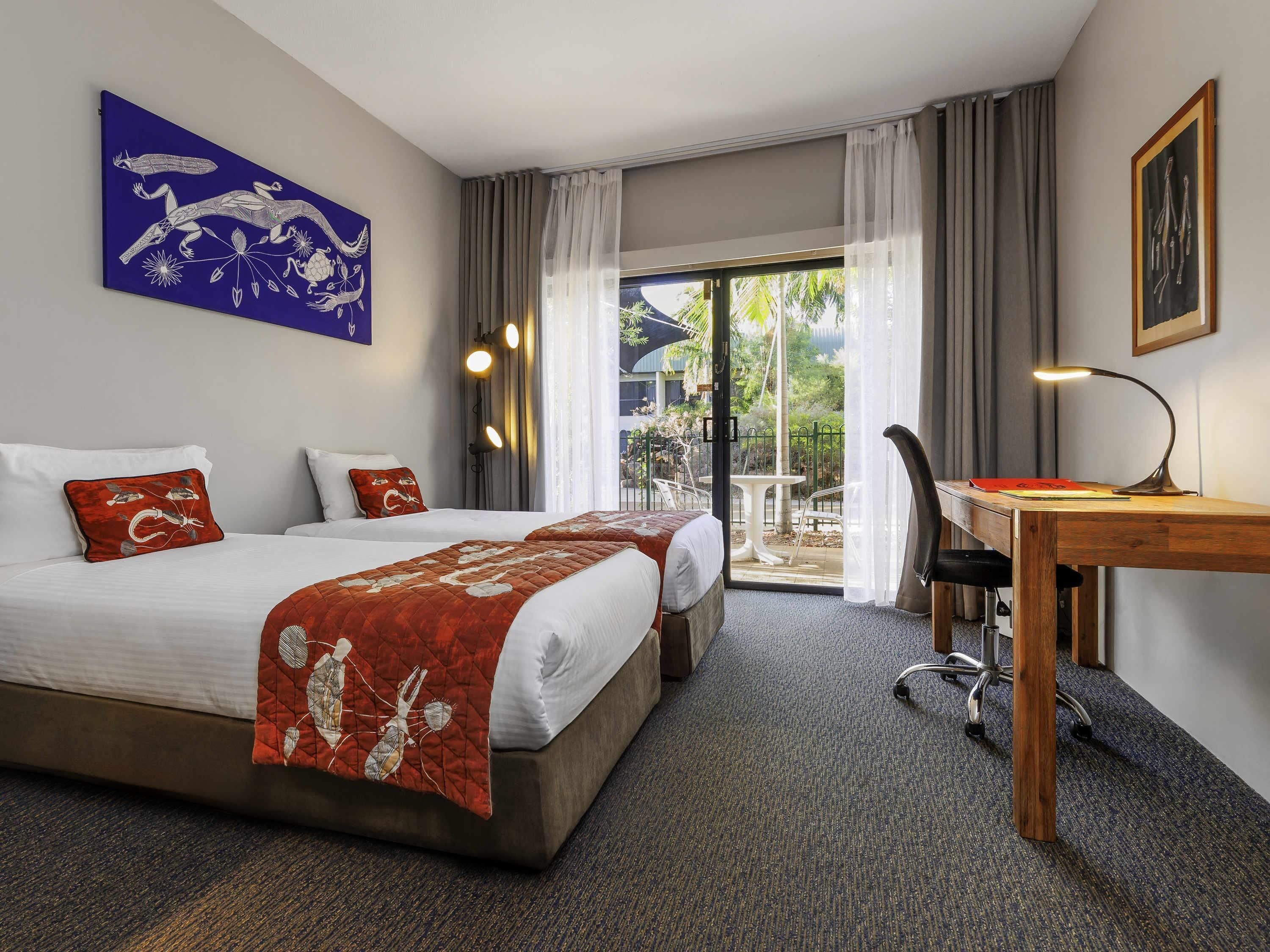 Habitación familiar, varias camas, en el área del patio | Caja de seguridad en la habitación, escritorio y insonorización 