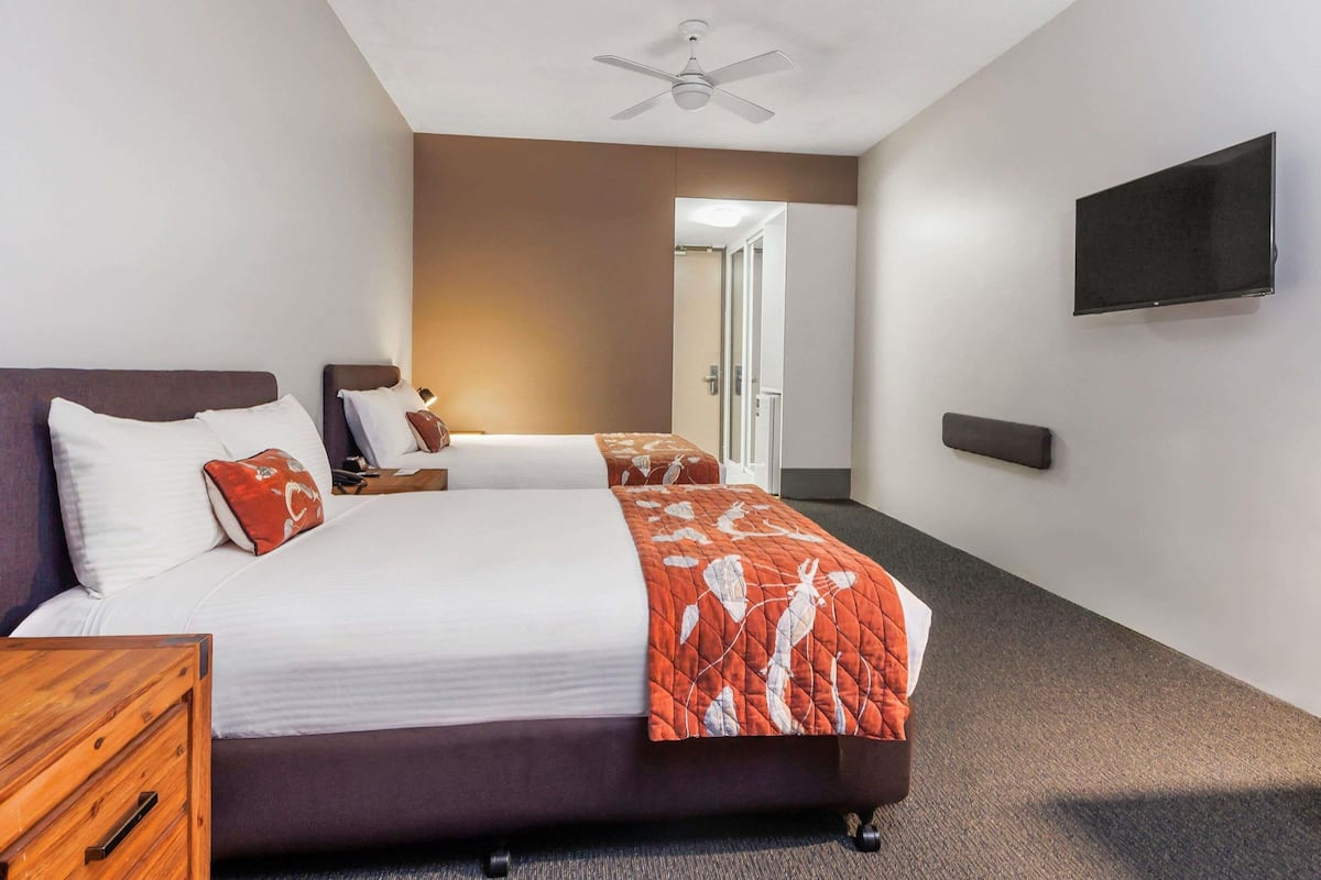 Classic-værelse med 2 enkeltsenge | Pengeskab på værelset, skrivebord, lydisolering, strygejern/strygebræt