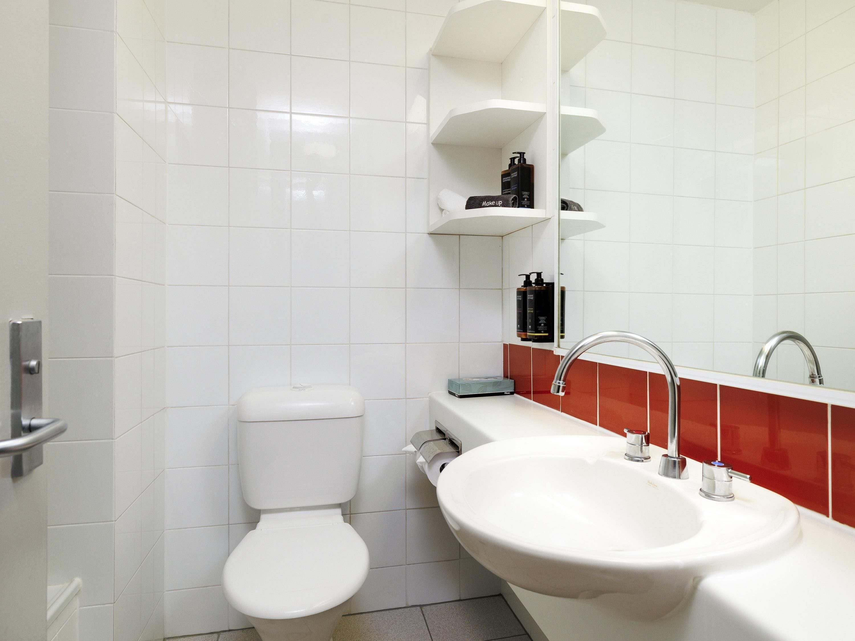 Brankas, meja kerja, kedap suara, dan setrika/meja setrika