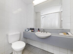 In-room safe, desk, soundproofing, iron/ironing board - Mercure Kakadu Crocodile Hotel (Jabiru)