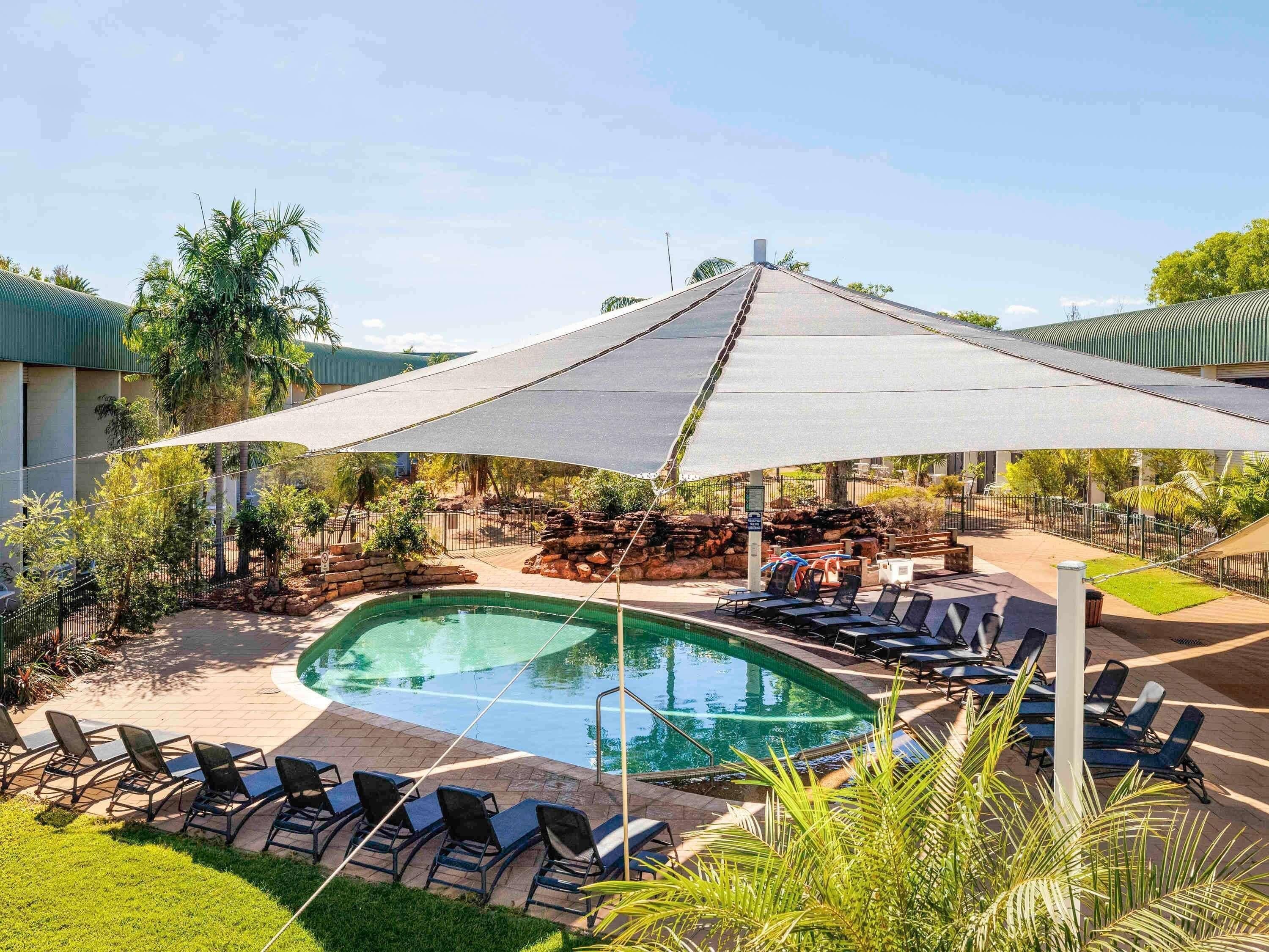 Coffre-fort, bureau, système d’insonorisation, fer et planche à repasser