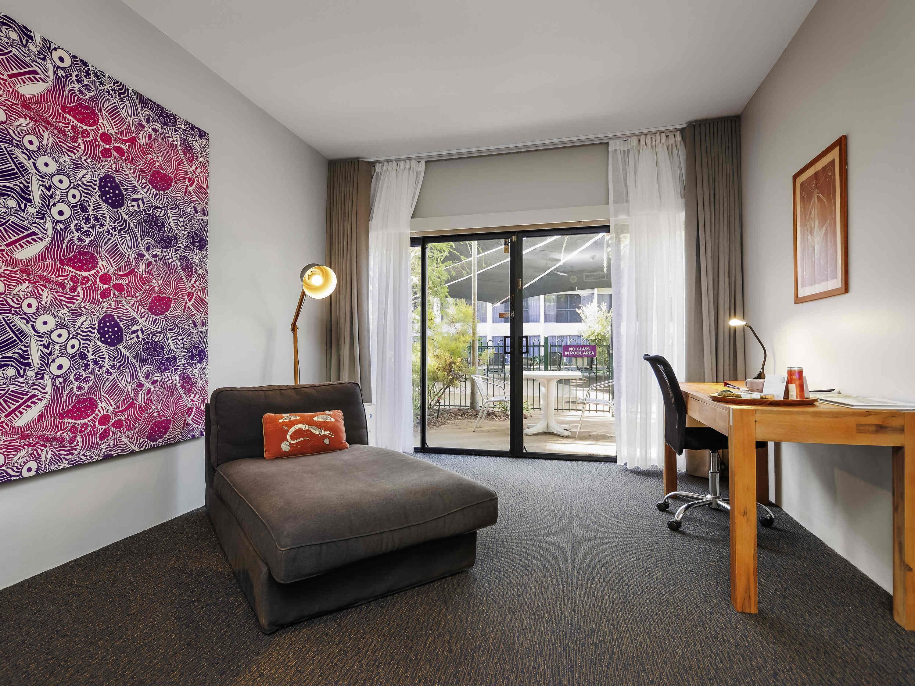 Courtyard Queen Room | In-room safe, desk, soundproofing, iron/ironing board