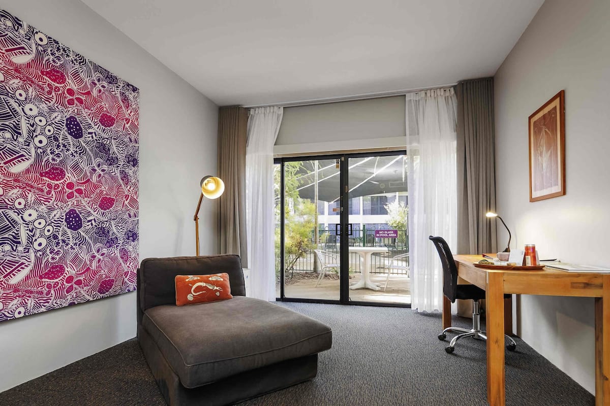 Courtyard Queen Room | In-room safe, desk, soundproofing, iron/ironing board