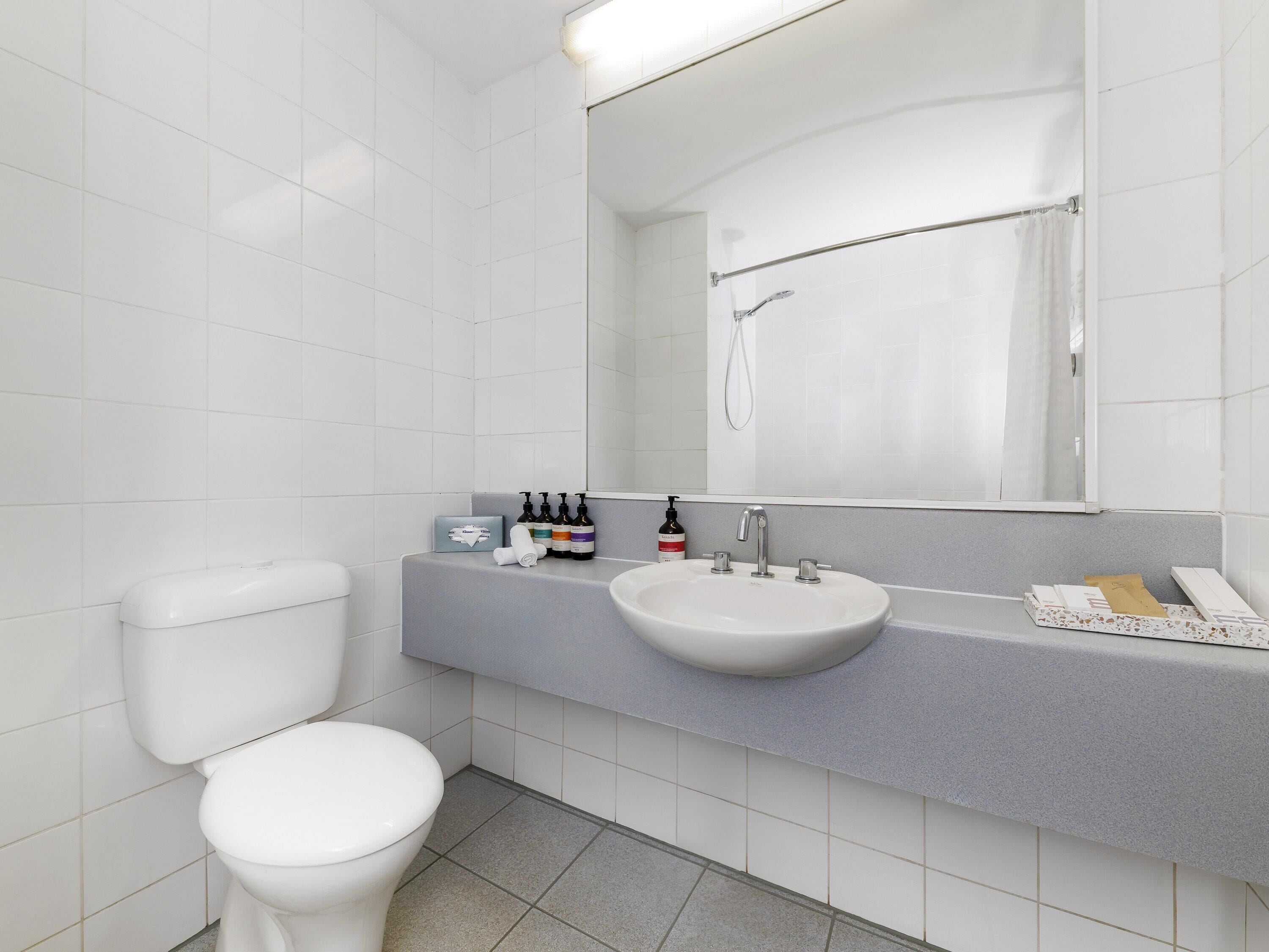 Brankas, meja kerja, kedap suara, dan setrika/meja setrika