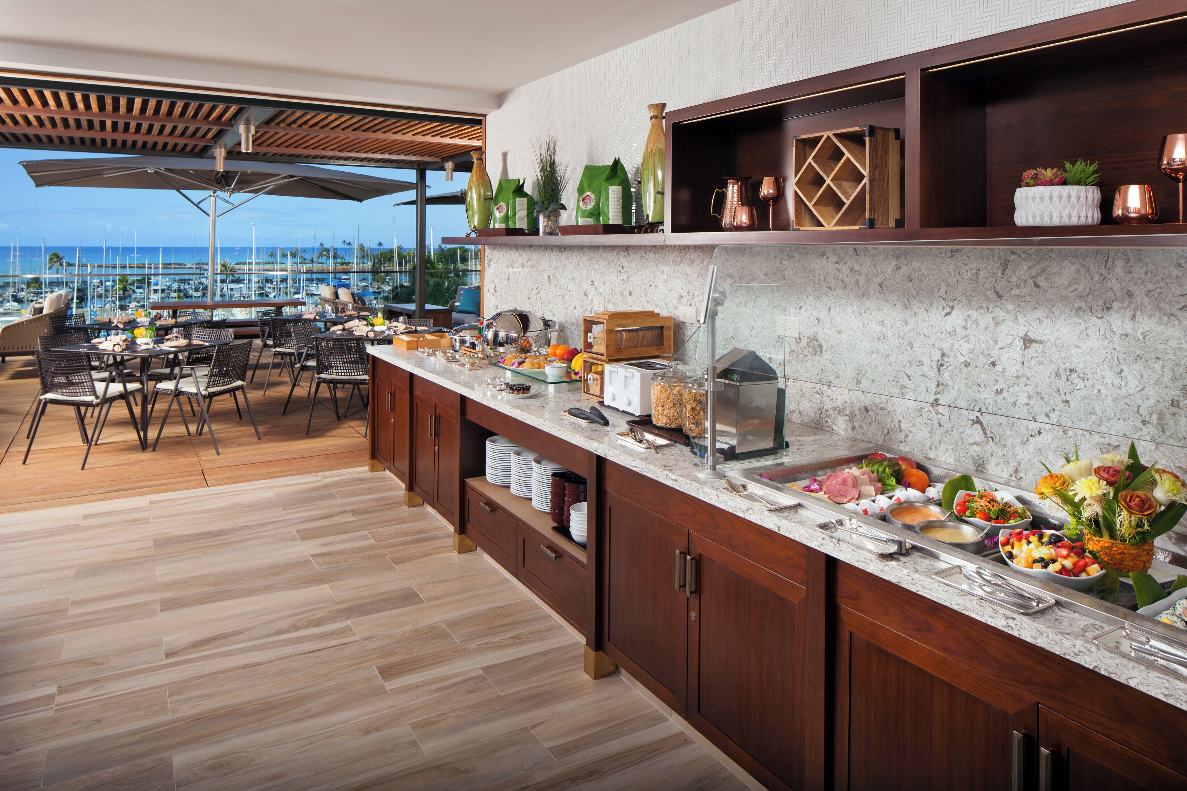 cocktail bar, ocean views, open daily