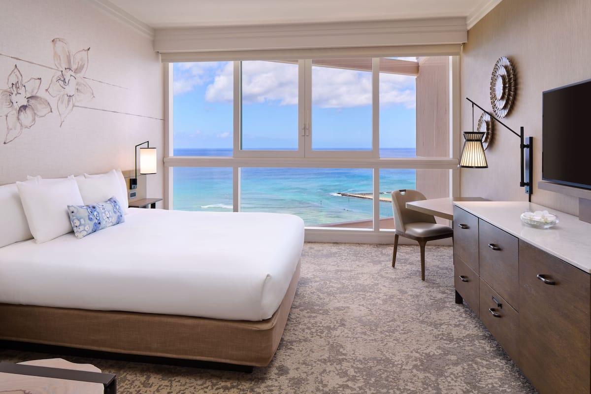 Club Premier Oceanfront 1 King Bed | Hypoallergeen beddengoed, een kluis op de kamer, een bureau