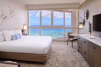 Club Floor 1 King Bed | In-room safe, desk, laptop workspace, blackout drapes at Prince Waikiki