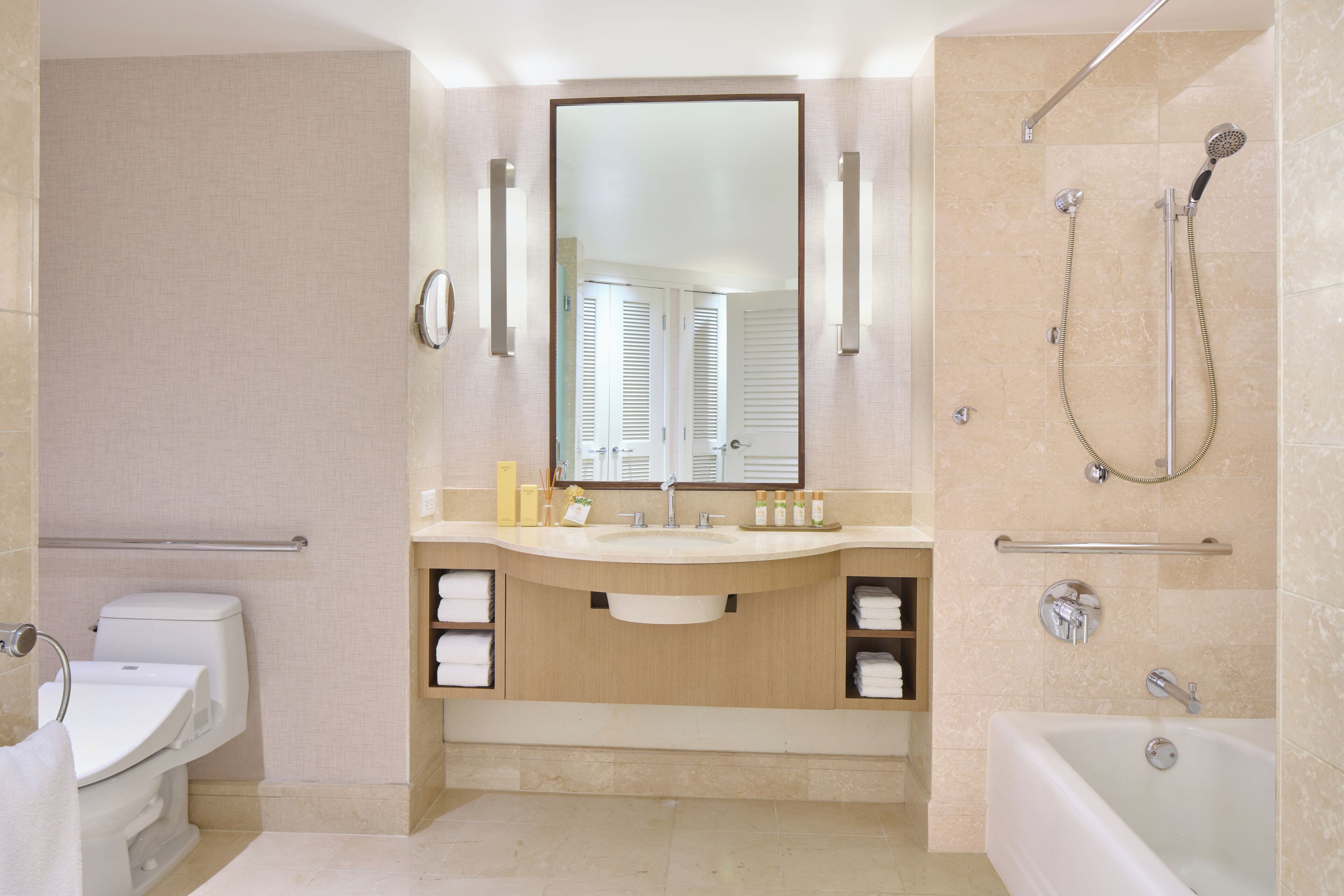 Un baño moderno con bañera, ducha y tocador con espejo.