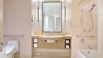 Un bagno moderno con vasca, doccia e un mobile lavabo con specchio.