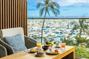 Ein Esstisch mit Frühstücksangeboten und Blick auf eine Marina.