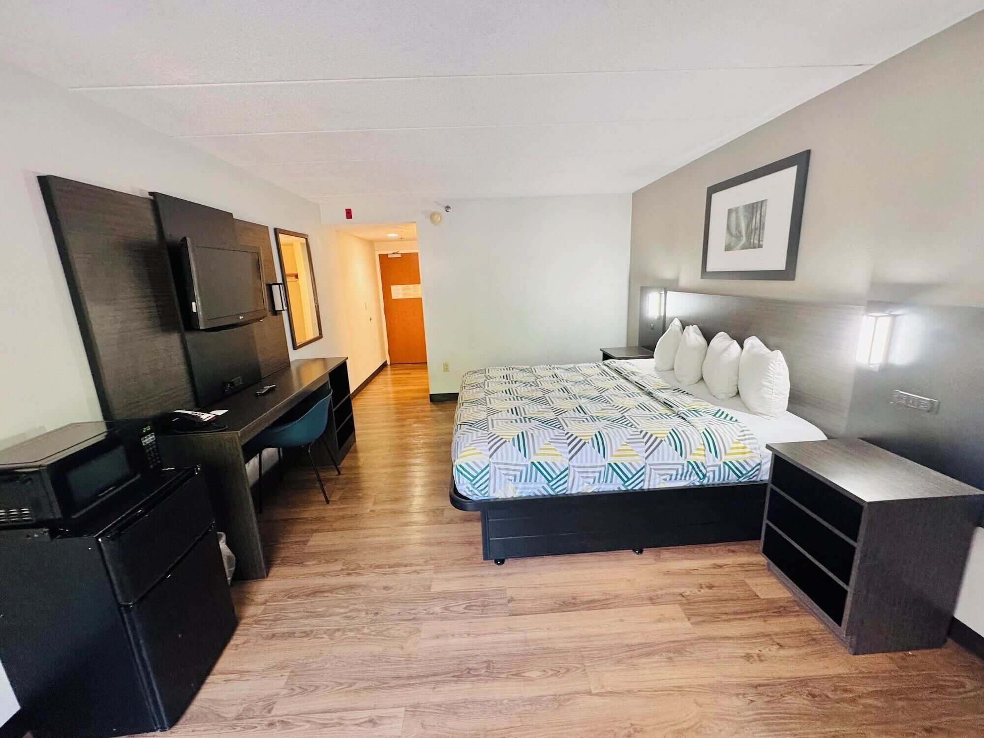 標準客房, 1 張特大雙人床, 非吸煙房 | 客房內保險箱、書桌、筆電工作空間、遮光布/窗簾