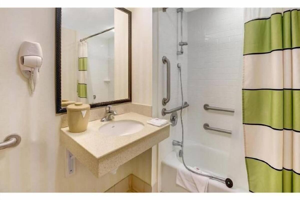 Bathroom | Combined shower/bathtub, free toiletries, hair dryer, towels