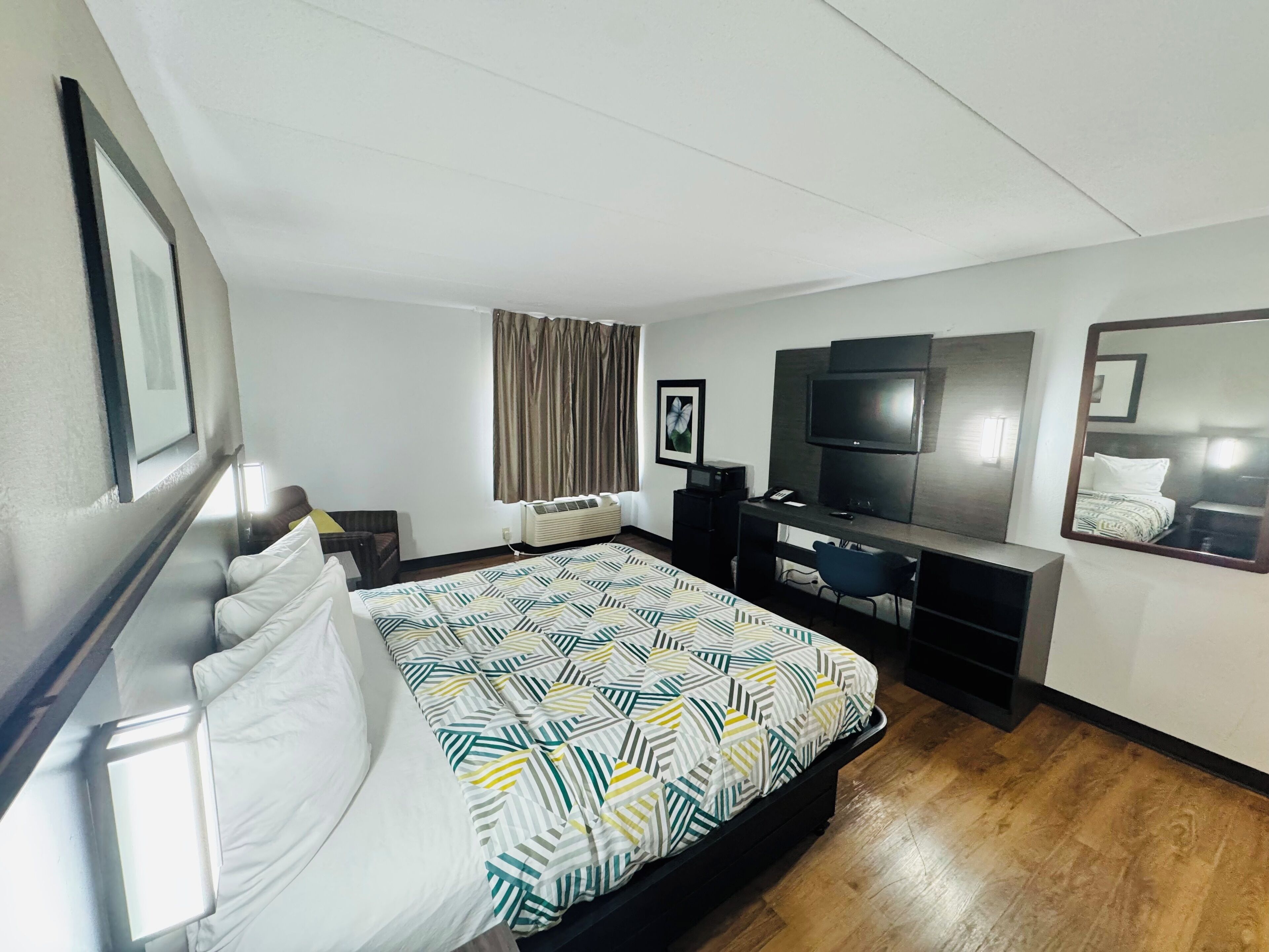 Standard Room, 1 King Bed, Non Smoking | In-room safe, desk, laptop workspace, blackout drapes