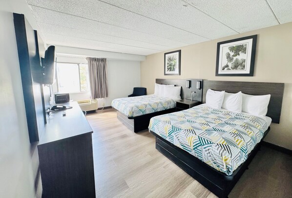 Combined shower/bathtub, free toiletries, hair dryer, towels