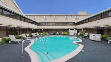 Piscina externa sazonal, funciona das 8h às 20h, espreguiçadeiras