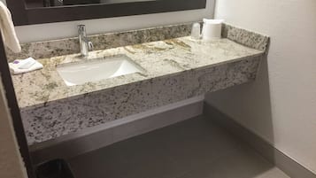 Combined shower/bathtub, hair dryer, towels
