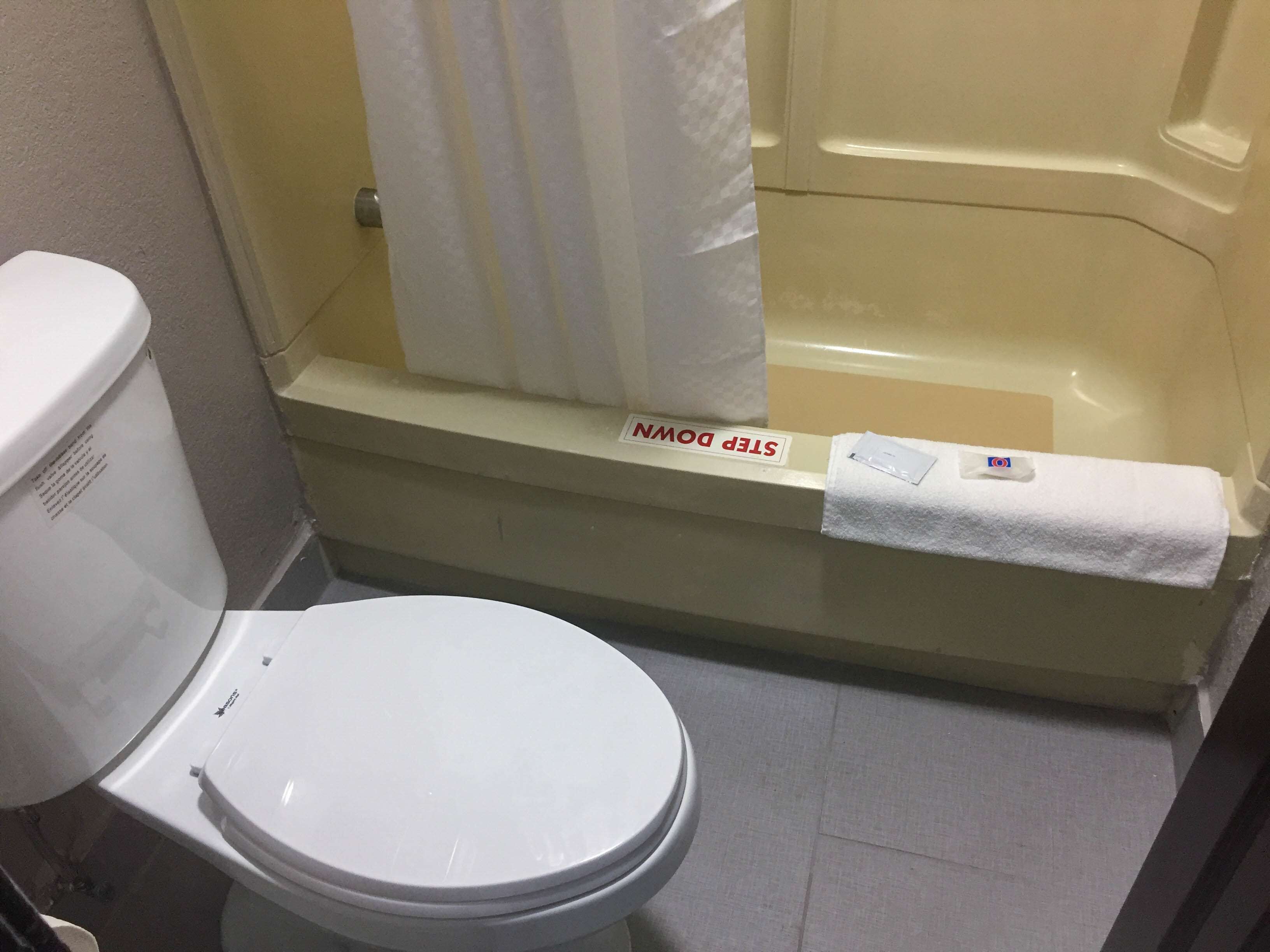 Combined shower/bathtub, hair dryer, towels