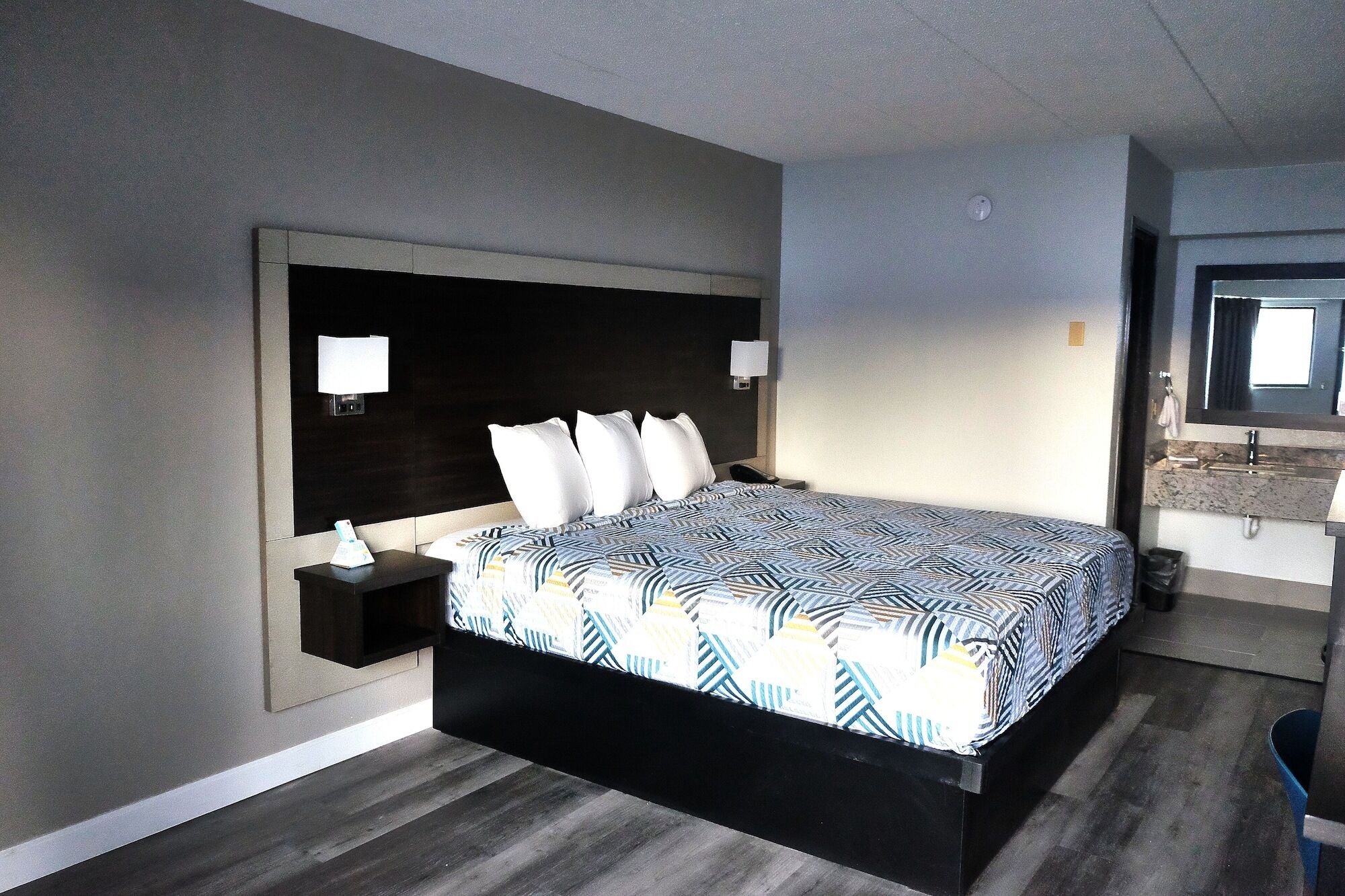 Pimennysverhot, silitysrauta/-lauta, ilmainen Wi-Fi, vuodevaatteet