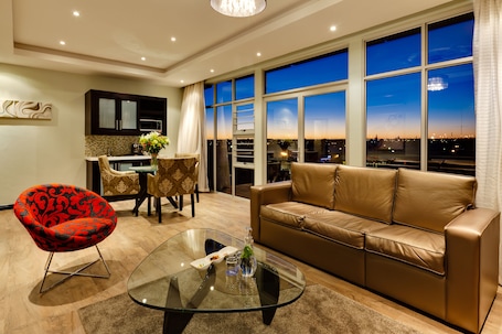 Executive Suite | Living area | TV