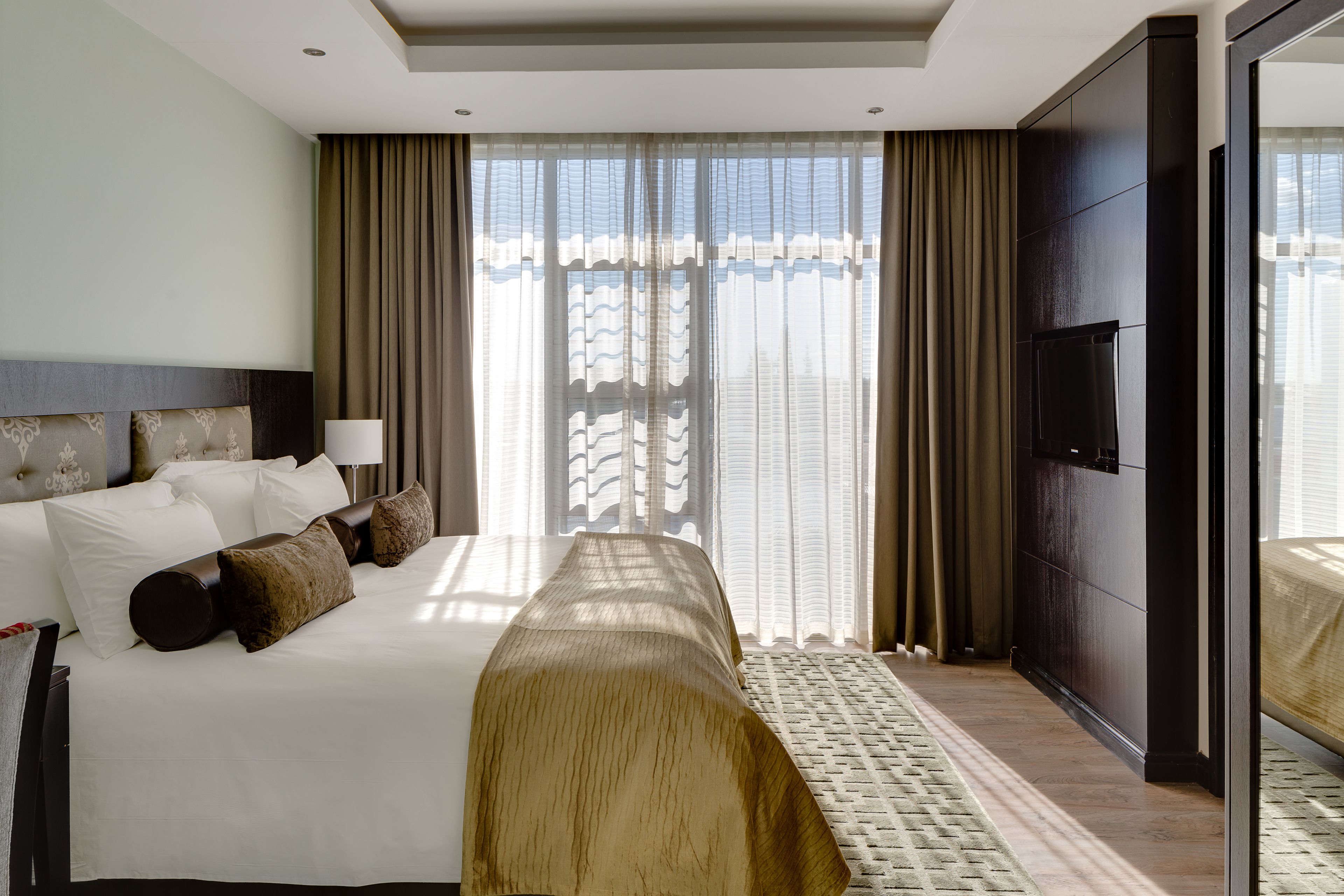 Executive Suite | In-room safe, desk, blackout drapes, iron/ironing board