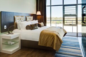 Suite | In-room safe, desk, blackout drapes, iron/ironing board