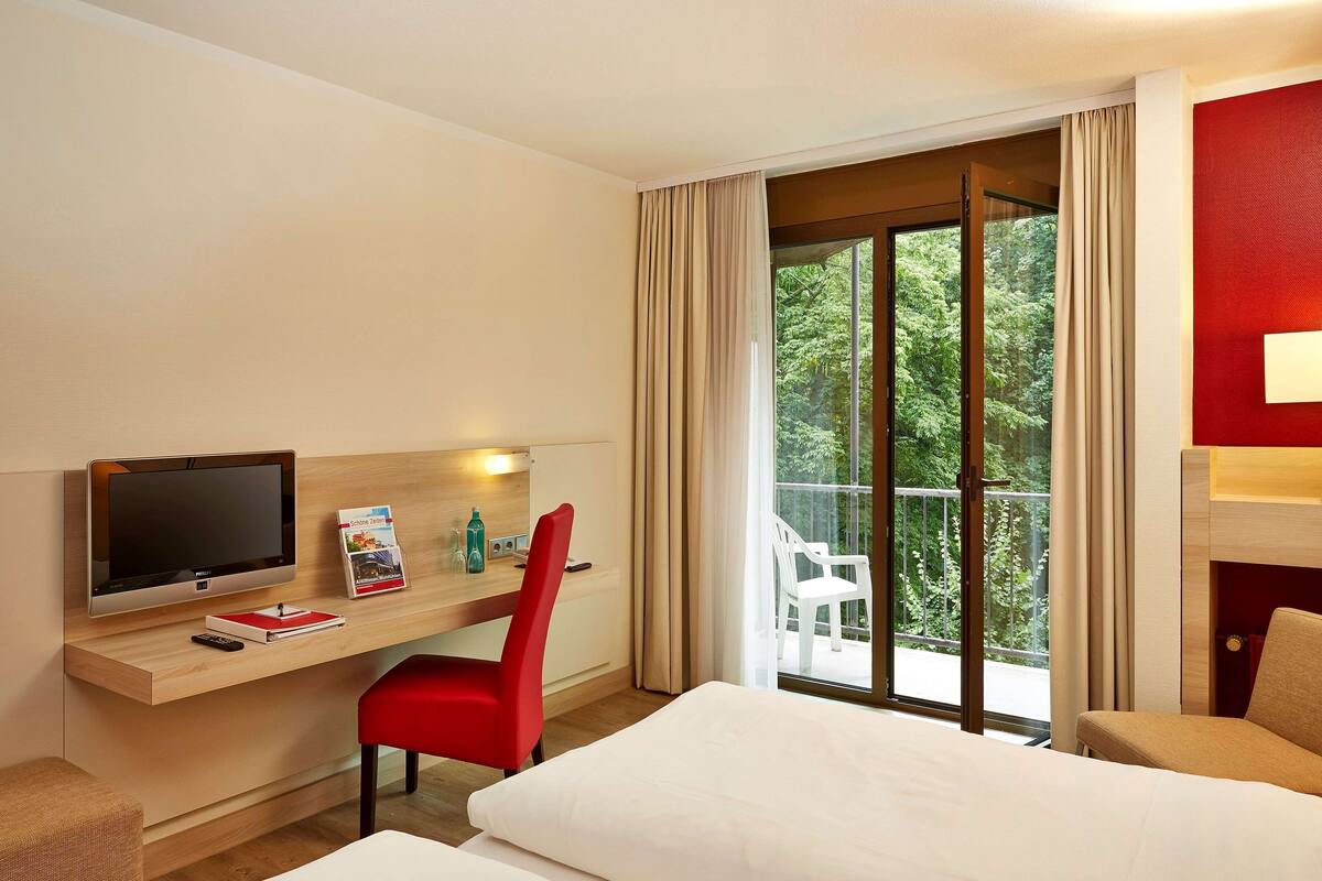 hypo-allergenic bedding, in-room safe, desk, blackout curtains