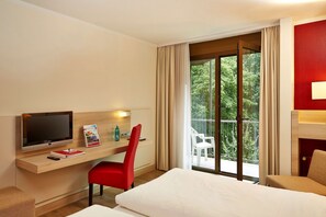 Roupas de cama antialérgicas, cofres nos quartos, escrivaninha