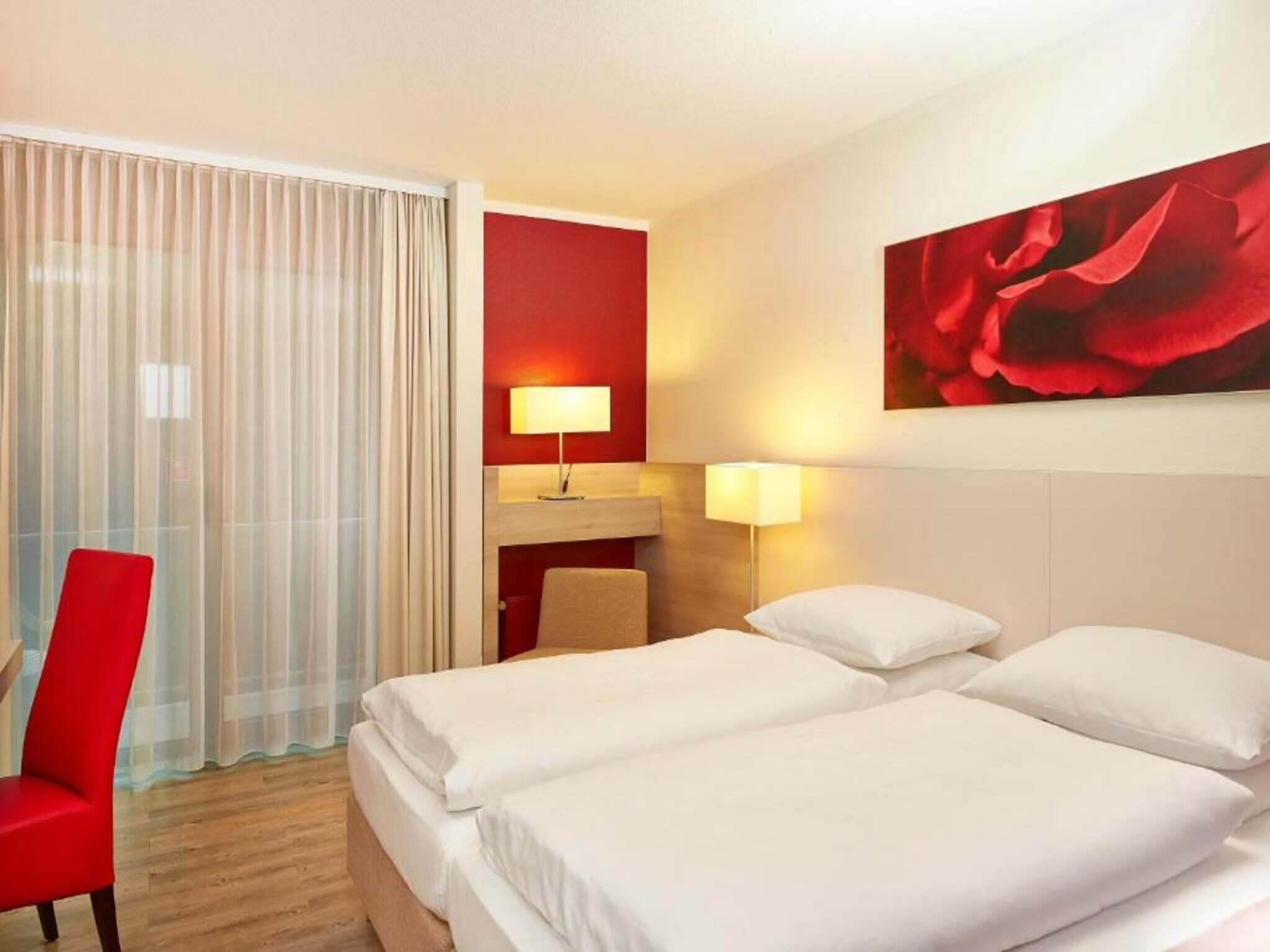 Quarto superior | Roupas de cama antialérgicas, cofres nos quartos, escrivaninha