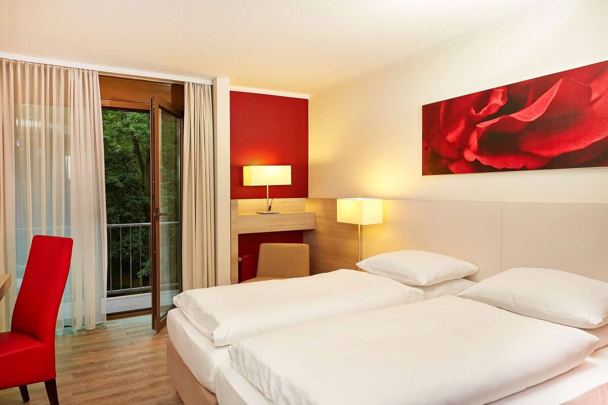 hypo-allergenic bedding, in-room safe, desk, blackout curtains