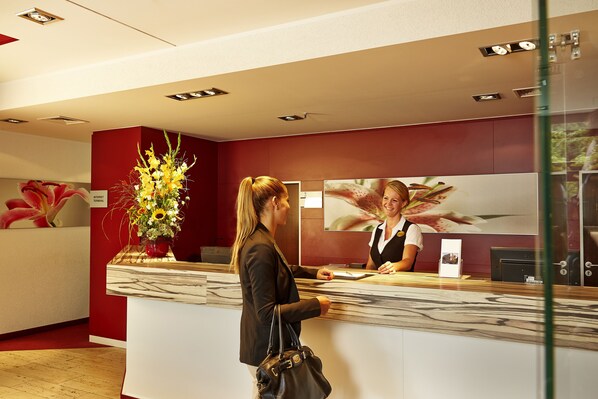 Reception - H+ Hotel Bad Soden by Sunday Hotels (Bad Soden am Taunus)