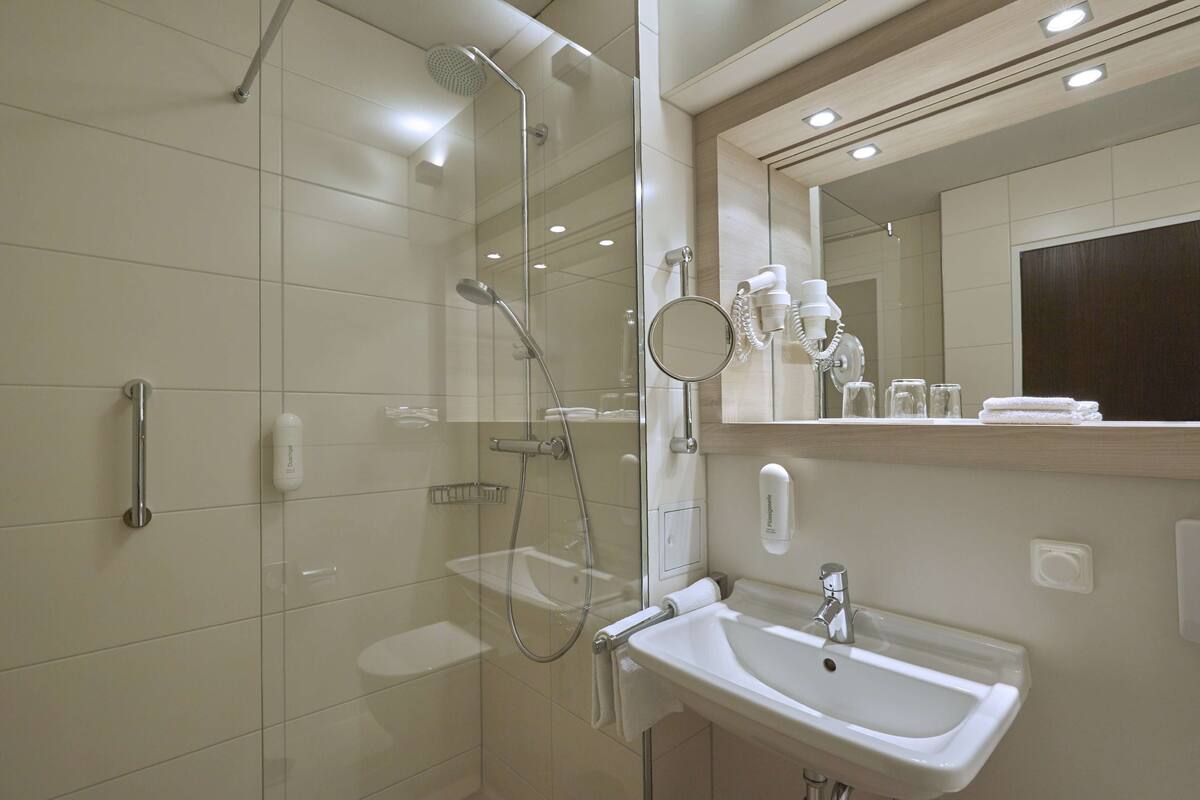 shower, free toiletries, hair dryer, towels