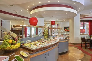 Café da manhã com buffet diário (EUR 17 por pessoa) 