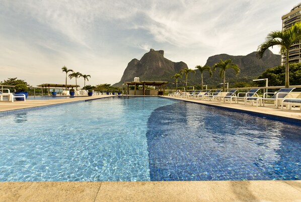 Una piscina al aire libre