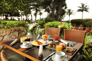 Desayuno buffet todos los días (BRL 54 por persona) 