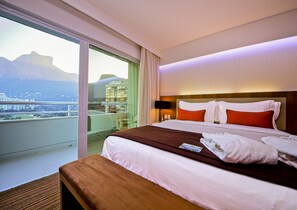 Quarto Deluxe com Cama King | Minibar, caja de seguridad en la habitación y escritorio 