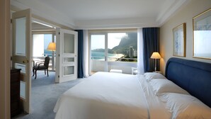 Minibar, in-room safe, desk, iron/ironing board - Pullman Rio de Janeiro São Conrado (Rio de Janeiro)